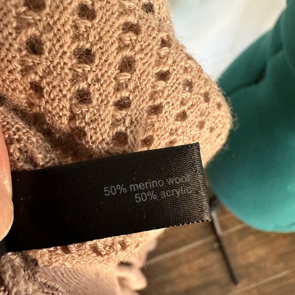 The Limited Merino Wool Blend, Light, tan mauve, V-Neck Sweater.  Size S - Picture 10 of 10